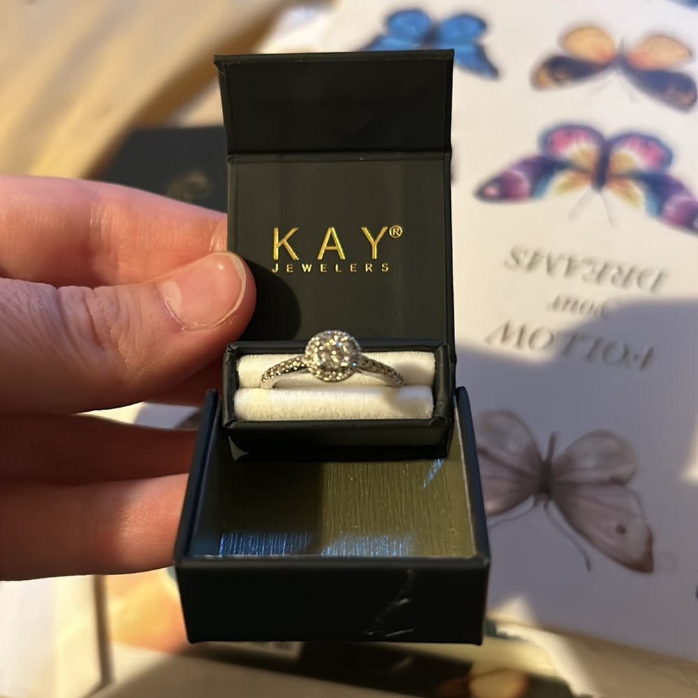 Engagement ring - Picture 6 of 6